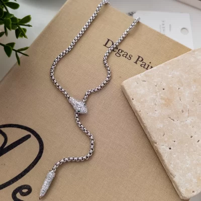 Gümüş Renk Zirkon Taş İşlemeli Tasarım Yılan Kolye