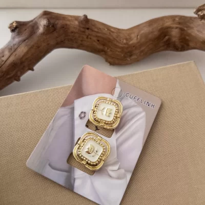 İkili Beyaz Mineli Gold Plakalı Çiçek Figürlü Düğme Broş